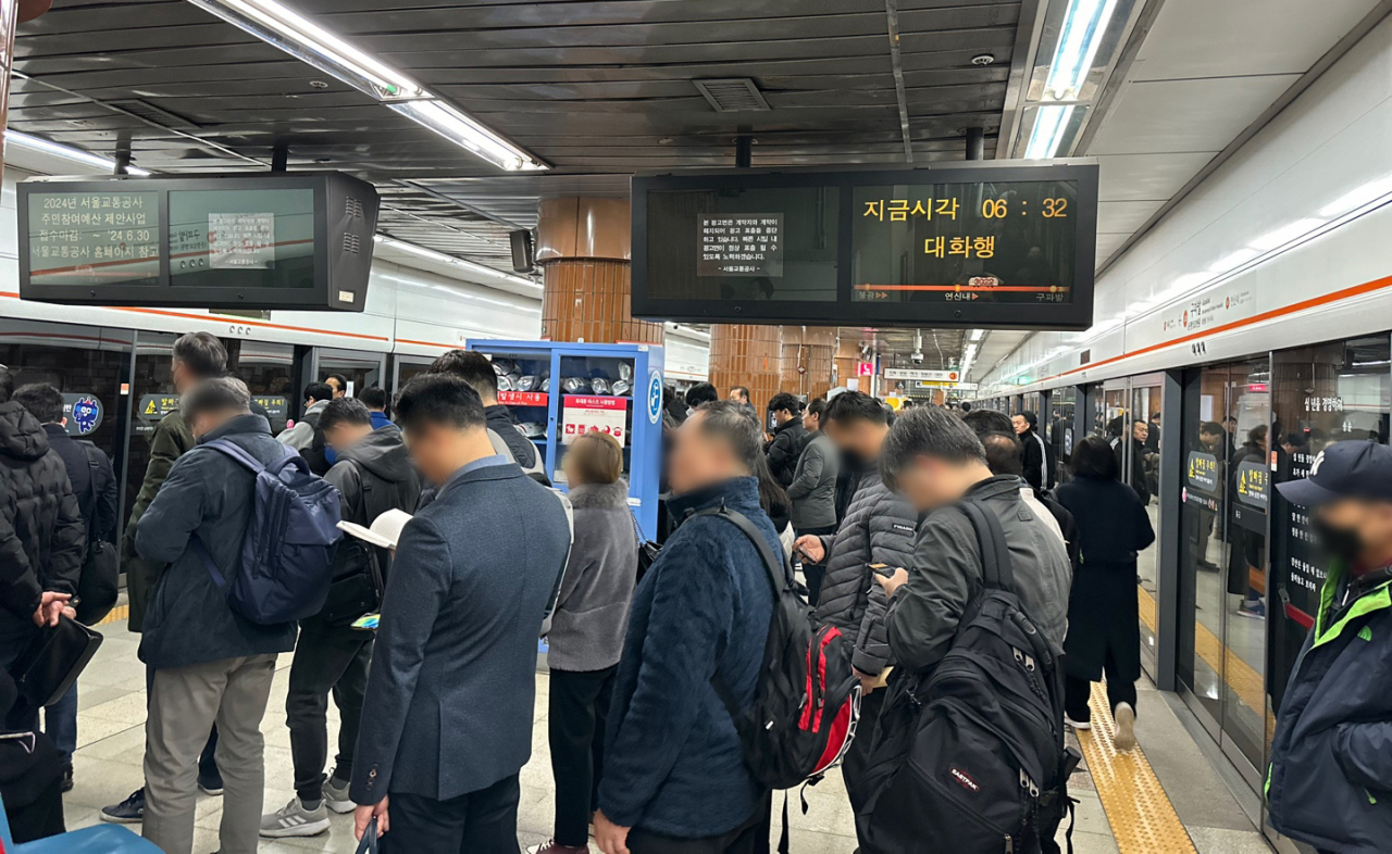 서울 지하철 3호선 경기 고양 원당역에서 원흥역 구간에서 단전이 발생, 대화에서 구파발역간 상·하행선 열차가 중단되자 회차하는 하행선 열차를 타고 출근하기 위해 구파발역이 직장인 등으로 붐비고 있다.[연합]