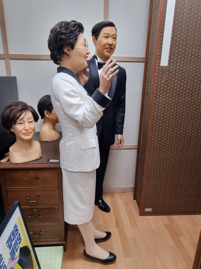 저가 실리콘으로 제작된 김대중 전 대통령 부부의 인형