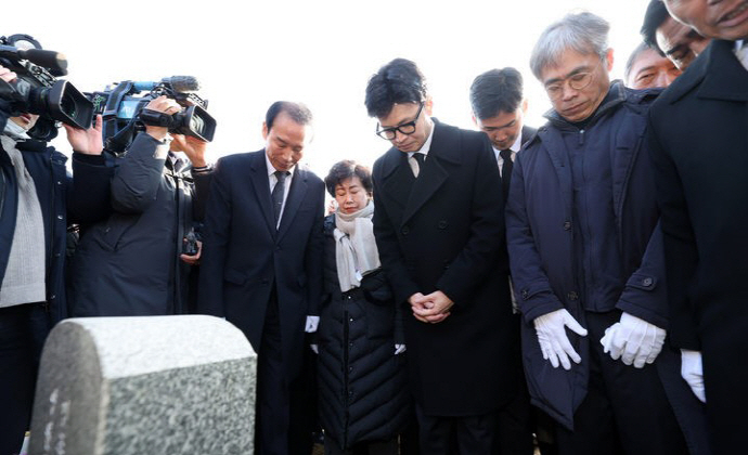 한동훈 국민의힘 비상대책위원장이 지난 1월 4일 오전 광주 북구 운정동 국립5·18민주묘지 묘역을 참배하고 있다.[뉴시스]