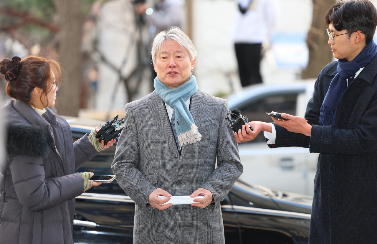 노환규 전 대한의사협회 회장이 9일 오전 전공의 집단 사직 공모 의혹과 관련해 경찰 조사를 받기 위해 서울 마포구 서울경찰청 공공범죄수사대로 출석하기 전 입장을 표명하고 있다. [연합]