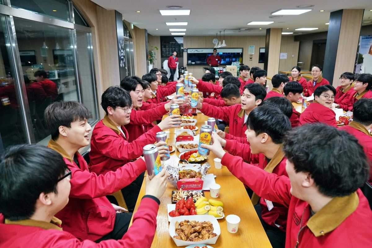 BBQ 신입사원들이 현업부서 선배들과 함께 ‘캔 미팅’을 가지고 있다. [제너시스BBQ 그룹 제공]