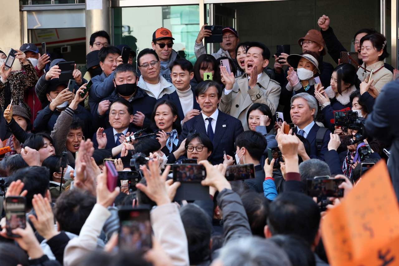조국혁신당 조국 대표가 14일 오후 광주 동구 충장로에서 시민들에게 인사하고 있다. [연합]