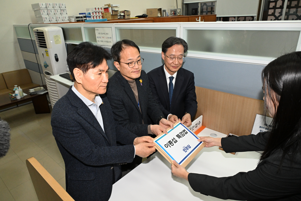 더불어민주당 박주민 원내수석부대표(가운데)와 이용선 외통위 간사(왼쪽), 유동수 의원이 12일 오전 이종섭 특검법을 국회 의안과에 제출하고 있다. [연합]