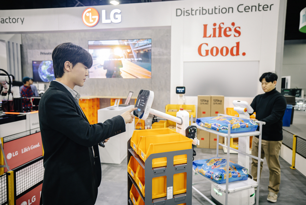 LG전자 직원이 ‘LG 클로이 캐리봇’을 시연하는 모습.