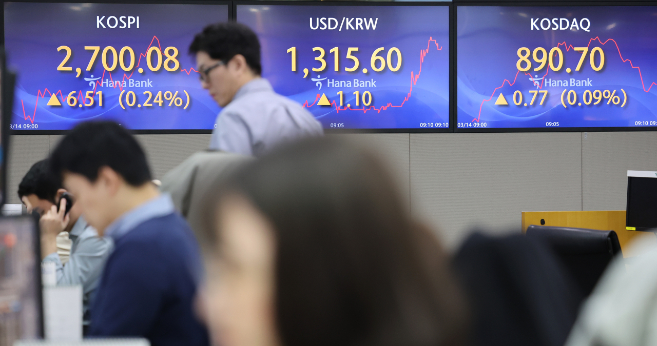 지난 14일 오전 서울 중구 하나은행 본점 딜링룸에서 딜러들이 업무를 보고 있다. [연합]