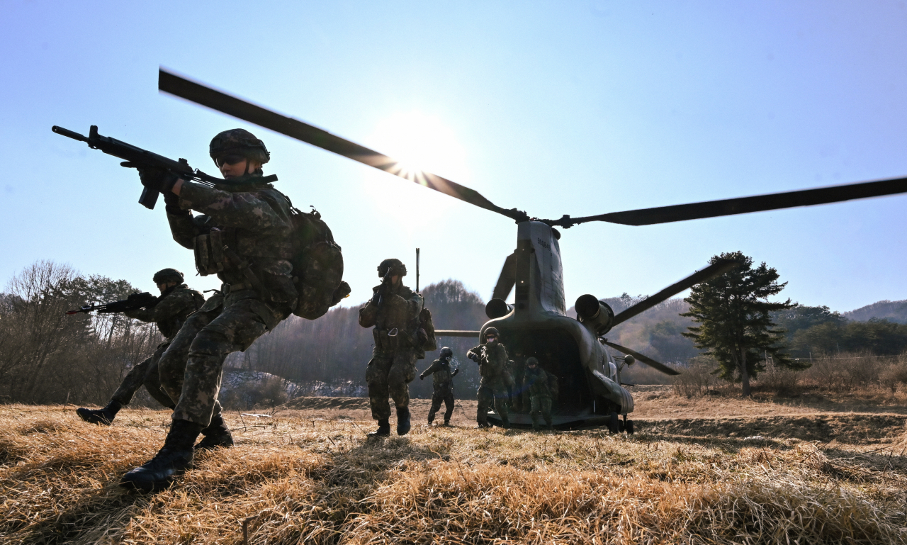 육군 제2신속대응사단은 한미연합연습 ‘자유의 방패’(FS) 육군 통제 야외기동훈련 일환으로 지난 11일부터 15일까지 강원도 인제와 경기도 광주, 성남, 여주, 이천 일대에서 대규모 한미 연합 공중강습 및 화물 투하·인양훈련을 실시했다. 훈련에는 한미 장병 1400여명과 CH-47 시누크, UH-60 블랙호크, AH-64E 아파치, 공군 수송기 C-130H, 그리고 미 CH-47 시누크 등 40여 대의 대규모 연합 항공전력이 투입됐다. 선견대와 정찰대가 확보한 착륙지대에 장병들이 공중강습을 실시하고 있다. [육군 제공]