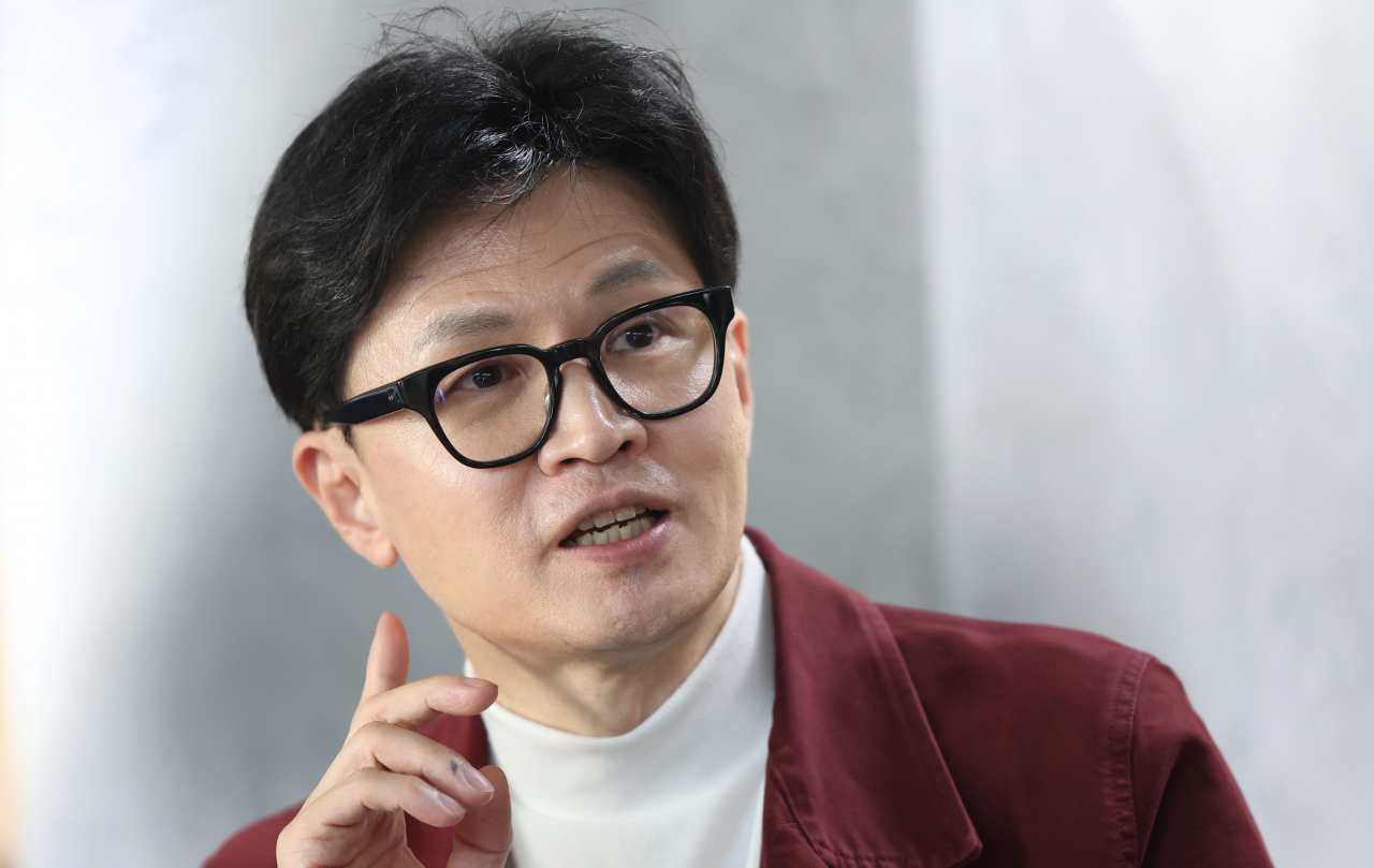 한동훈 국민의힘 비상대책위원장이 14일 오후 경남 김해시 외동 한 카페에서 열린 학부모 간담회에서 발언하고 있다. [연합]