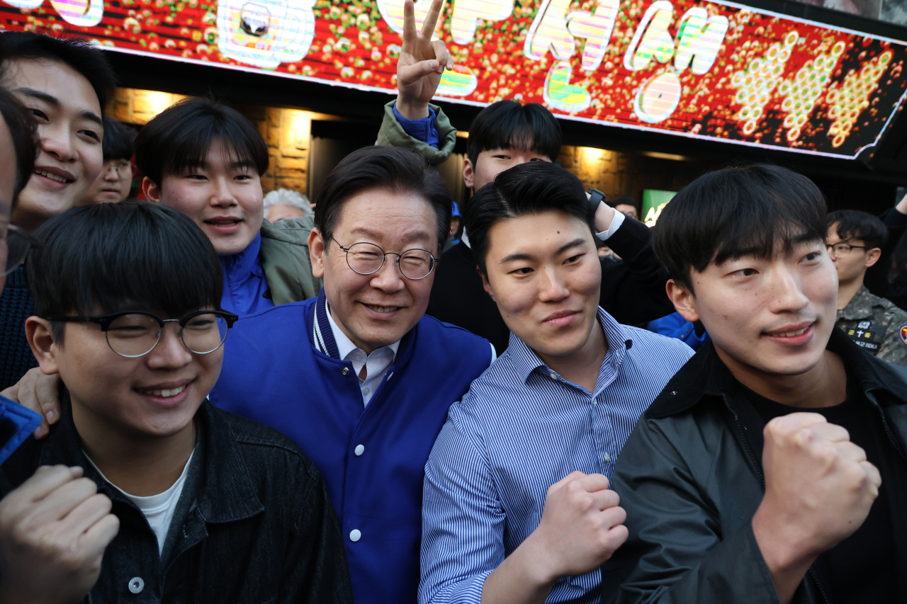 이재명 더불어민주당 대표가 14일 오후 청주시 서원구 충북대학교 인근 번화가를 찾아 시민들과 기념사진을 찍고 있다. [연합]