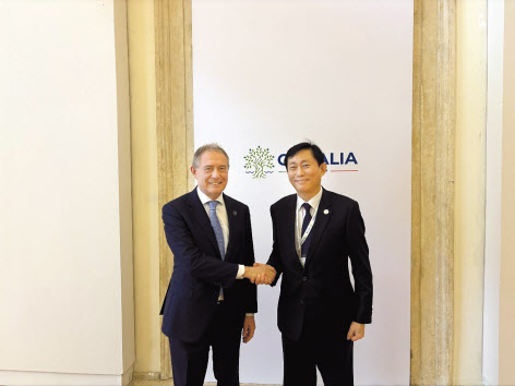 고진(오른쪽) 디지털플랫폼정부위원회 위원장이 14일(현지시간) 2024년 G7 의장국인 이탈리아의 아돌포 우르소 산업부 장관과 면담하고 있다. [과학기술정보통신부 제공]