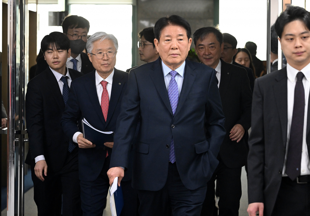 이정희 유한양행 이사회 의장과 조욱제 사장이 15일 오전 서울 동작구 본사에서 열린 제 101기 정기주주총회장으로 들어가고 있다. 이상섭 기자