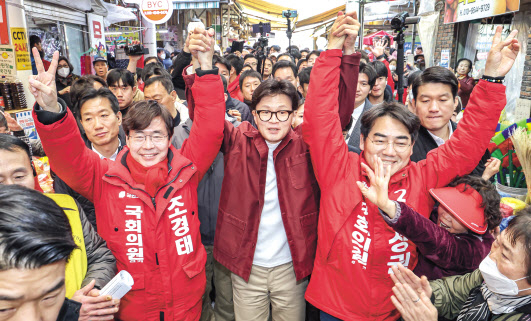 한동훈 국민의힘 비상대책위원장이 14일 부산 괴정골목시장을 찾아 이성권·조경태 후보 지지를 호소하고 있다. [연합]
