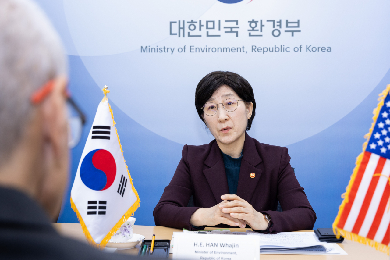 한화진 환경부 장관이 지난 12일 서울 서초구 한강홍수통제소에서 존 포데스타(John Podesta) 미국 대통령 국제기후정책 선임고문을 만나 양국의 기후환경분야 협력 방안을 논의하고 있다.[환경부 제공]