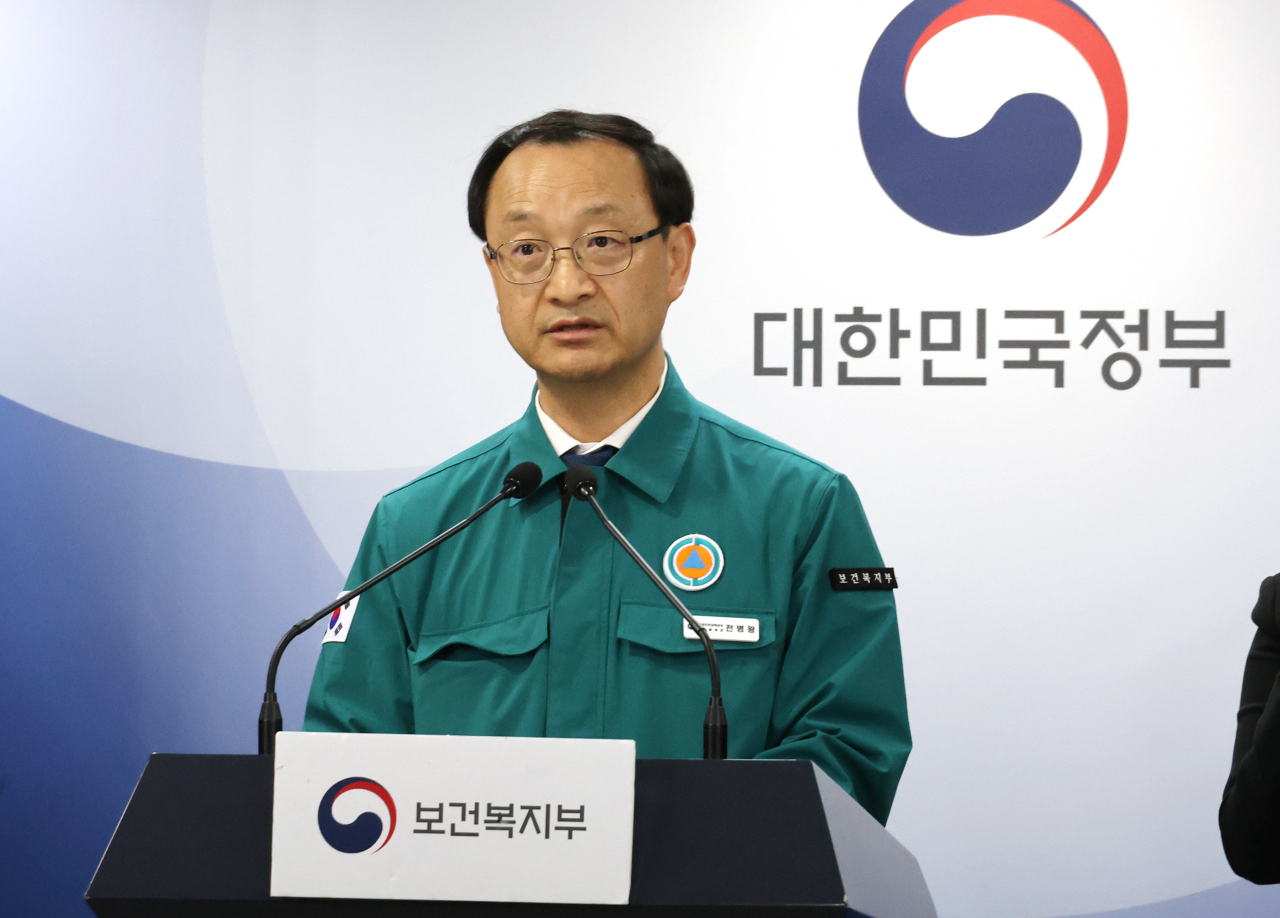 전병왕 ‘의사 집단행동 중앙재난안전대책본부(중대본)’ 제1통제관(보건복지부 보건의료정책실장)이 15일 정부서울청사에서 중대본 브리핑을 하고 있다.[연합]