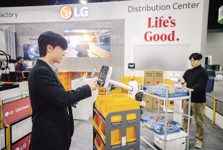 LG전자 직원이 ‘LG 클로이 캐리봇’을 시연하는 모습