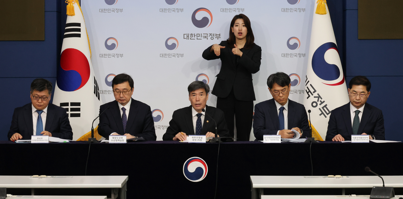 박구연(왼쪽 세번째) 국무조정실 국무1차장이 15일 정부서울청사 별관에서 열린 후쿠시마 오염수 방류 관련 일일브리핑에서 이날 새벽 발생한 후쿠시마 앞바다 지진에 따른 오염수 방류 관련 현재 상황 등을 설명하고 있다. [연합]
