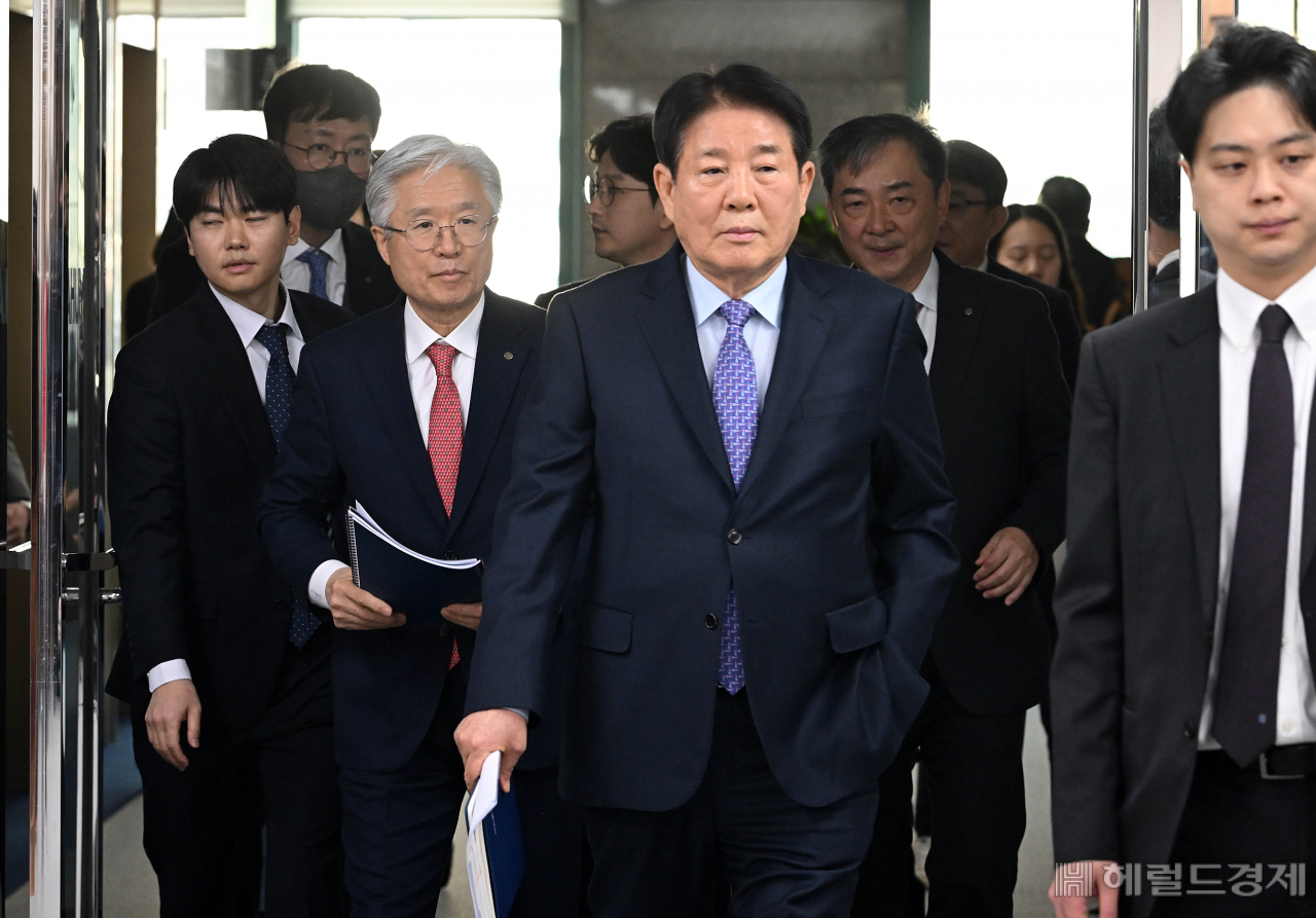 이정희 유한양행 이사회 의장(맨 앞), 조욱제 대표이사 사장(왼쪽에서 두번째)가 15일 오전 서울 동작구 유한양행 본사에서 열리는 정기 주주총회에 입장하고 있다. 이상섭 기자