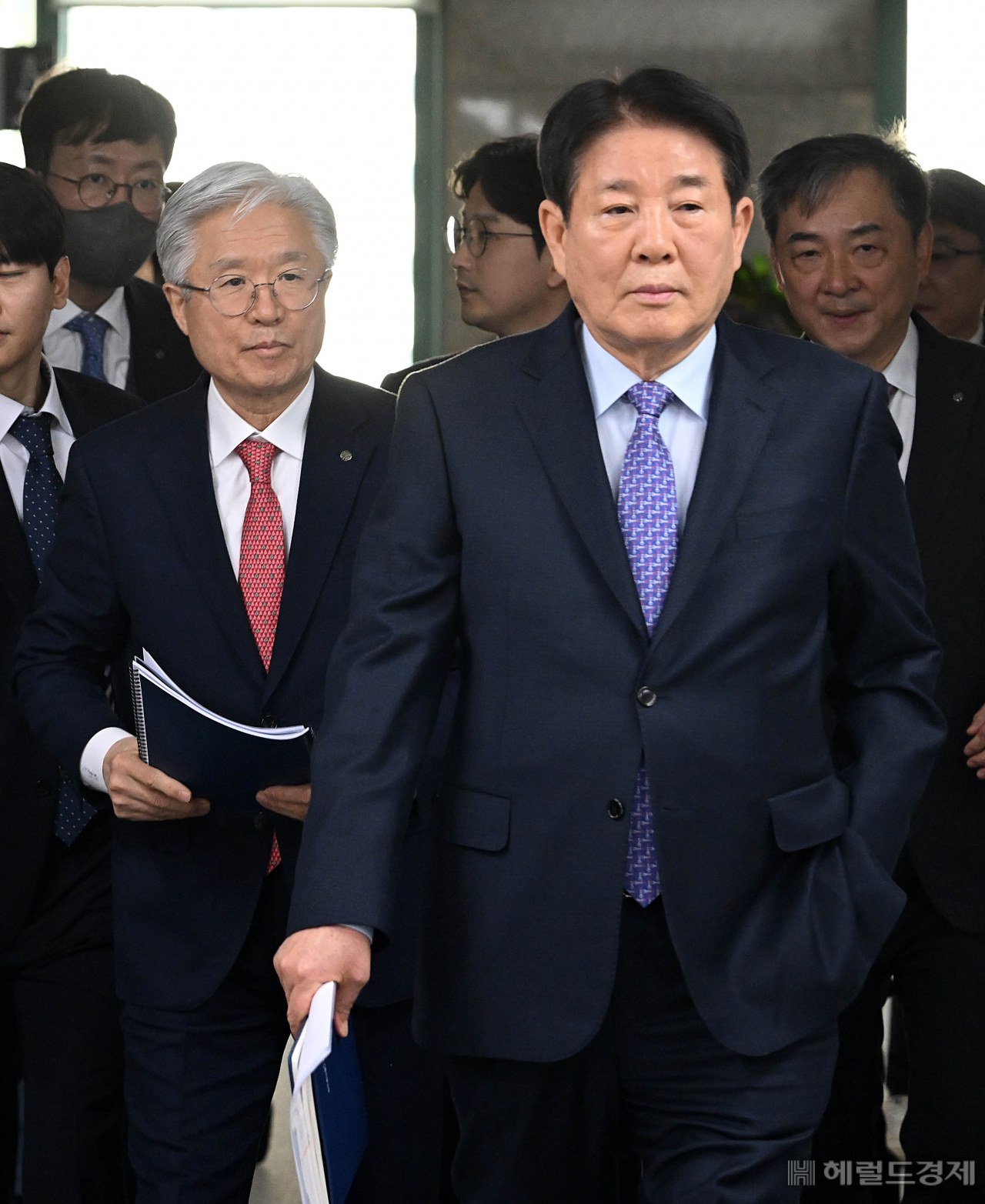 이정희 유한양행 이사회 의장(오른쪽), 조욱제 대표이사 사장(왼쪽)가 15일 오전 서울 동작구 유한양행 본사에서 열리는 정기 주주총회에 입장하고 있다. 이상섭 기자