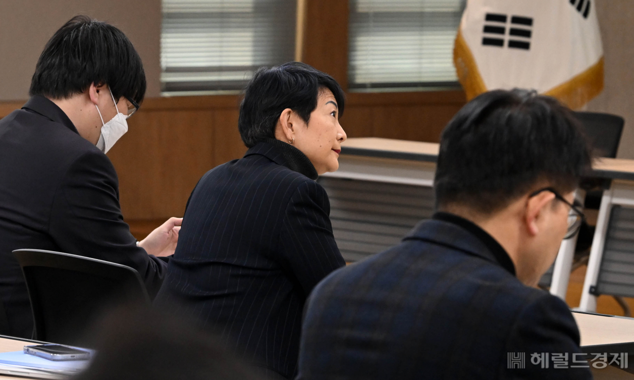 유일링 유한학원 이사가 15일 오전 서울 동작구 유한양행 본사에서 열리는 정기 주주총회에 입장해 자리에 앉아있다. 이상섭 기자