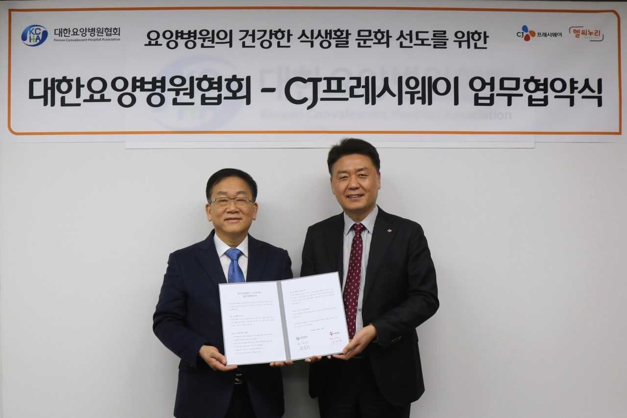 지난 14일, 서울시 마포구에 위치한 대한요양병원협회 본사에서 강연중 CJ프레시웨이 영업본부장(오른쪽), 남충희 대한요양병원협회장(왼쪽)이 업무협약을 기념하고 있다. [CJ프레시웨어 제공]
