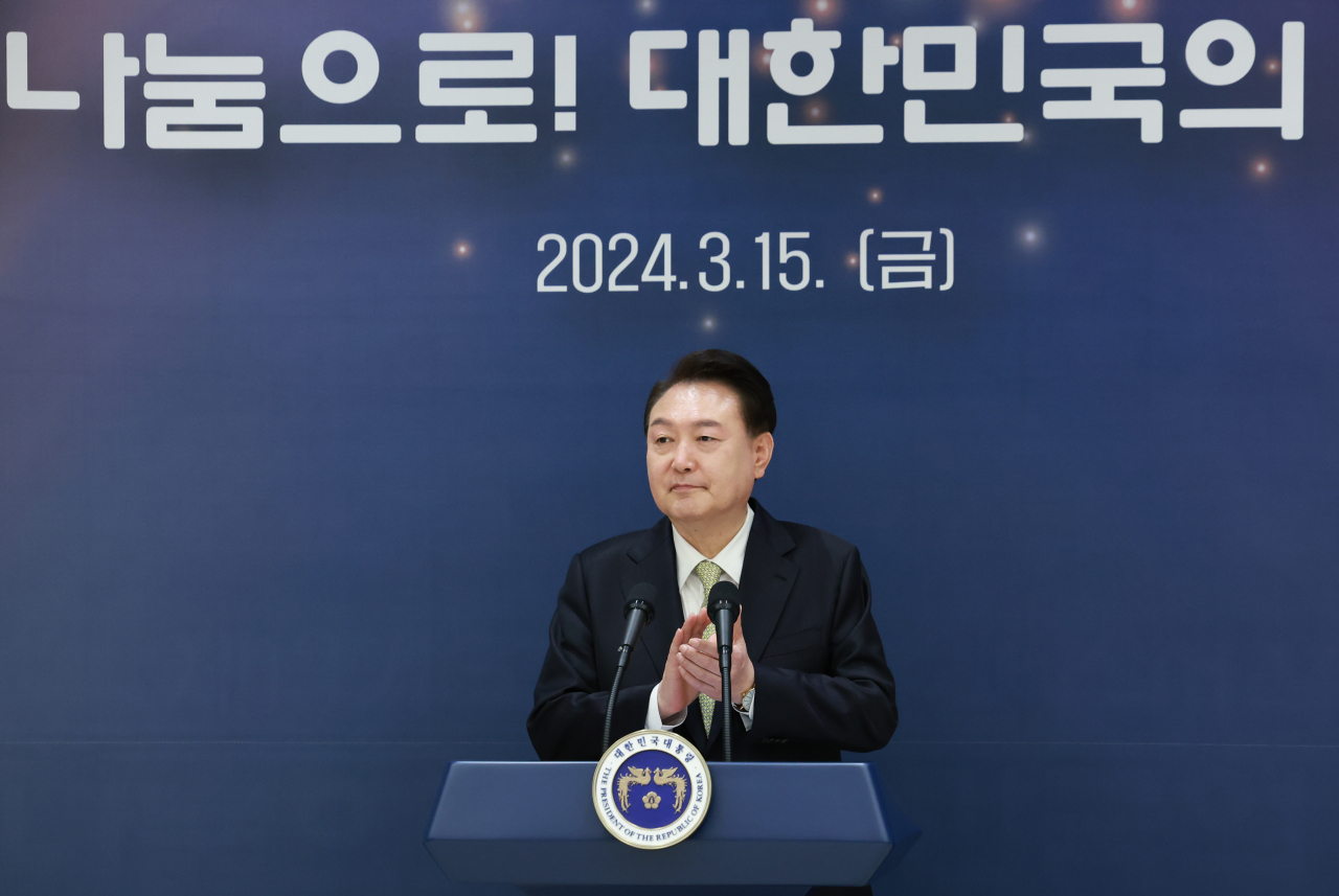 윤석열 대통령이 15일 서울 용산 대통령실 청사에서 열린 제13기 국민추천포상 수여식에서 이날 국민훈장, 포장 등을 수상한 참석자들을 향해 박수를 치고 있다. [연합]