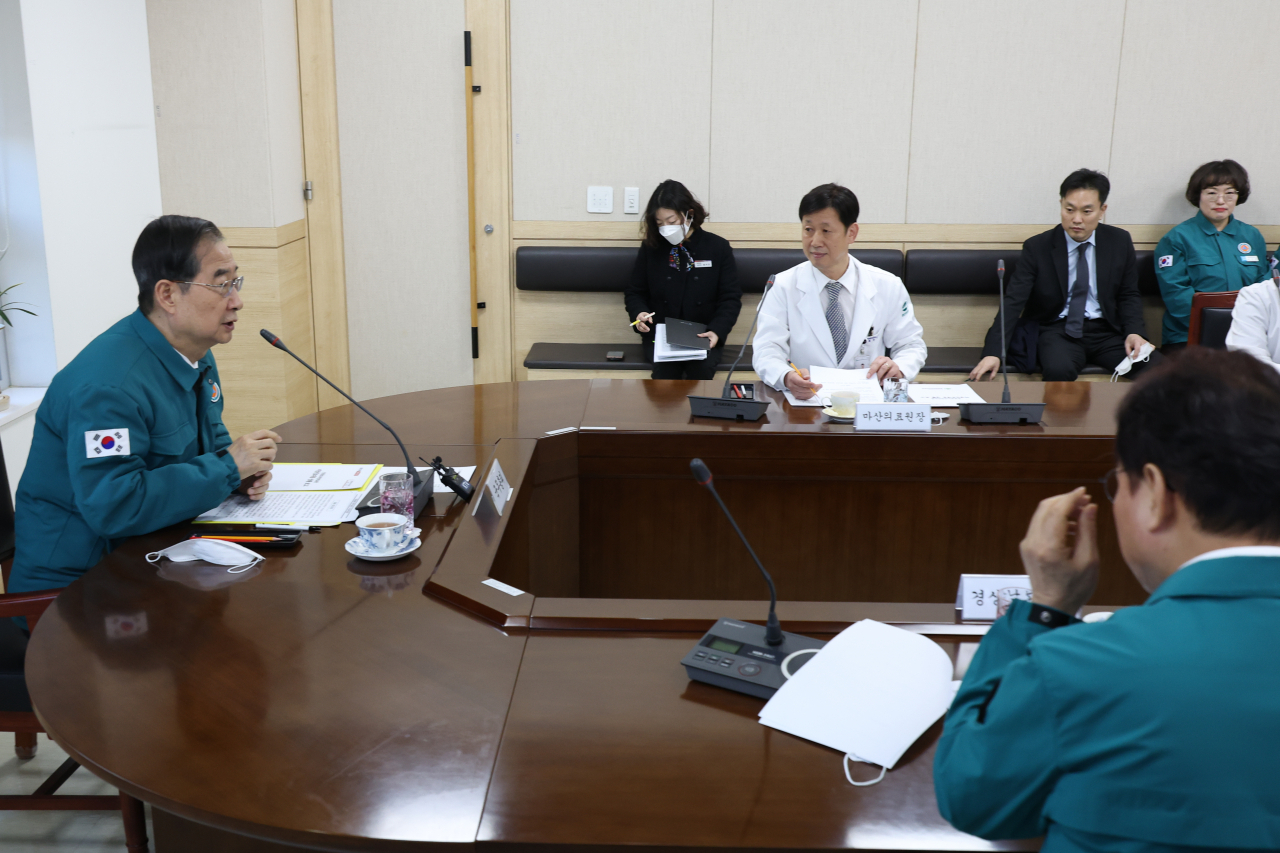 의대 증원을 둘러싸고 의정 간 갈등이 계속되고 있는 15일 한덕수 국무총리가 공공의료 기관인 경남 창원시 마산합포구 마산의료원을 찾아 의료진에게 격려의 말을 하고 있다. 연합뉴스