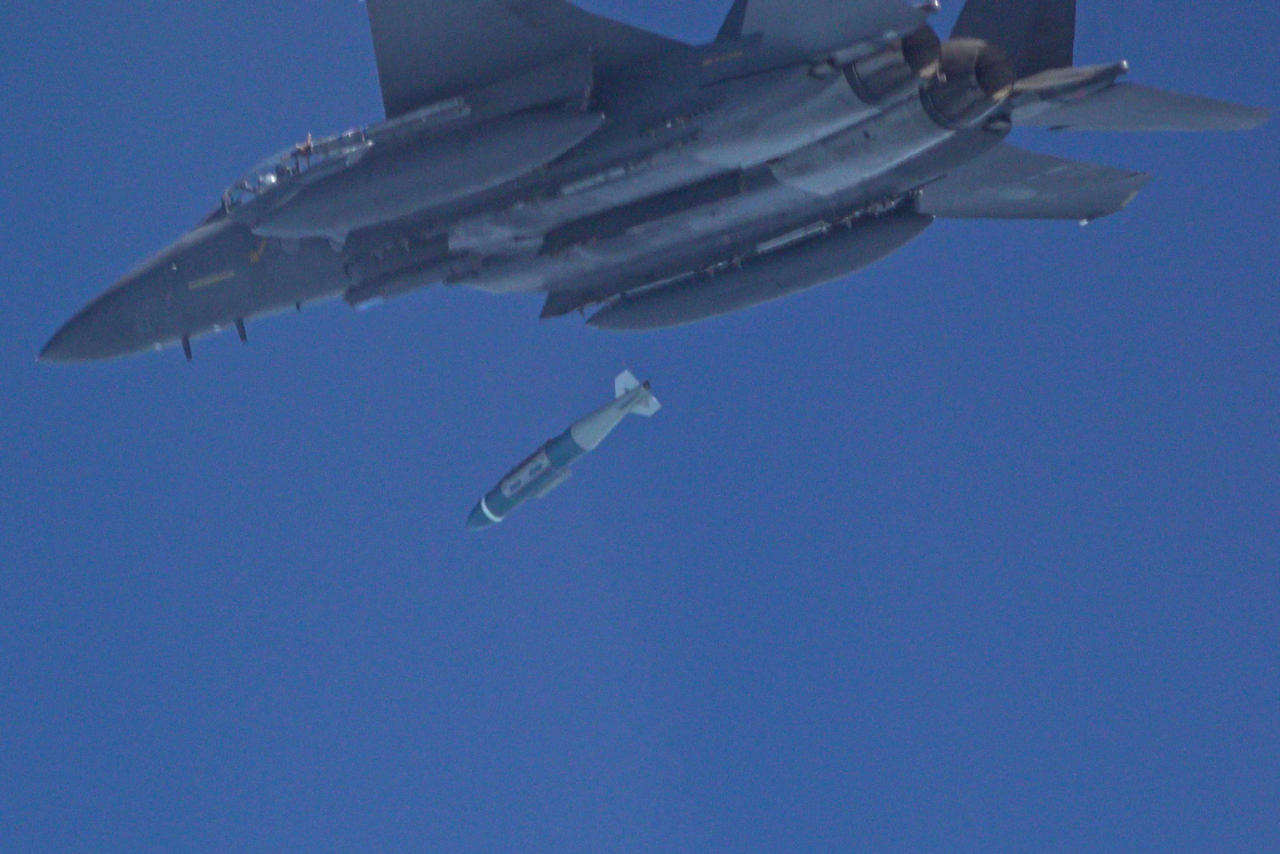 해상 표적을 향해 GBU-31 합동직격탄(JDAM) 공대지 유도폭탄을 투하하고 있는 F-15K. JDAM은 MK-84 등 일반폭탄에 유도키트를 장착해 지상과 지하의 표적을 타격하기 위한 2000파운드급 GPS유도폭탄이다. 최대사거리 24㎞로 1~2.4m의 철근 콘크리트를 관통할 수 있다. [공군 제공]