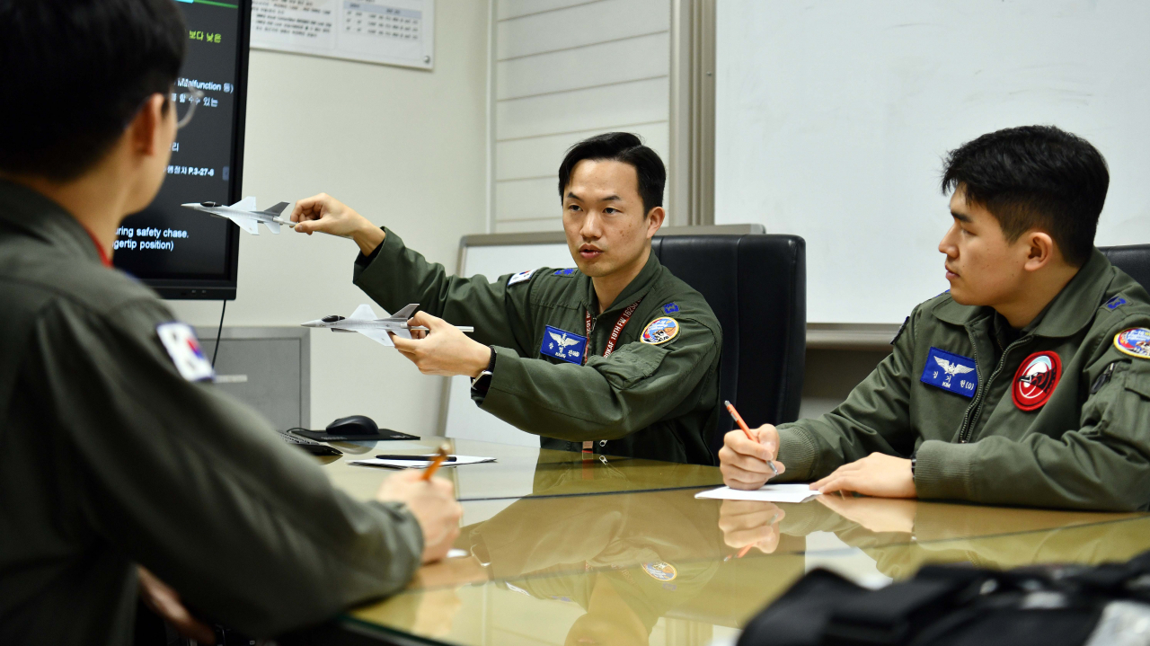 공군 제19전투비행단 F-16 조종사들이 실사격 훈련을 위해 사전브리핑을 하고 있는 모습.[공군 제공]