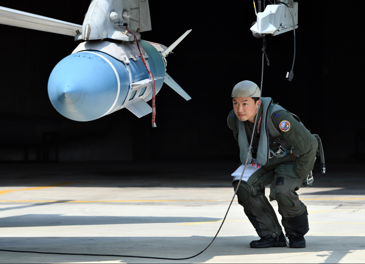 공군 제19전투비행단 F-16 조종사가 훈련 참가에 앞서 GBU-31 공대지 유도폭탄 장착 상태를 점검하고 있는 모습.[공군 제공]