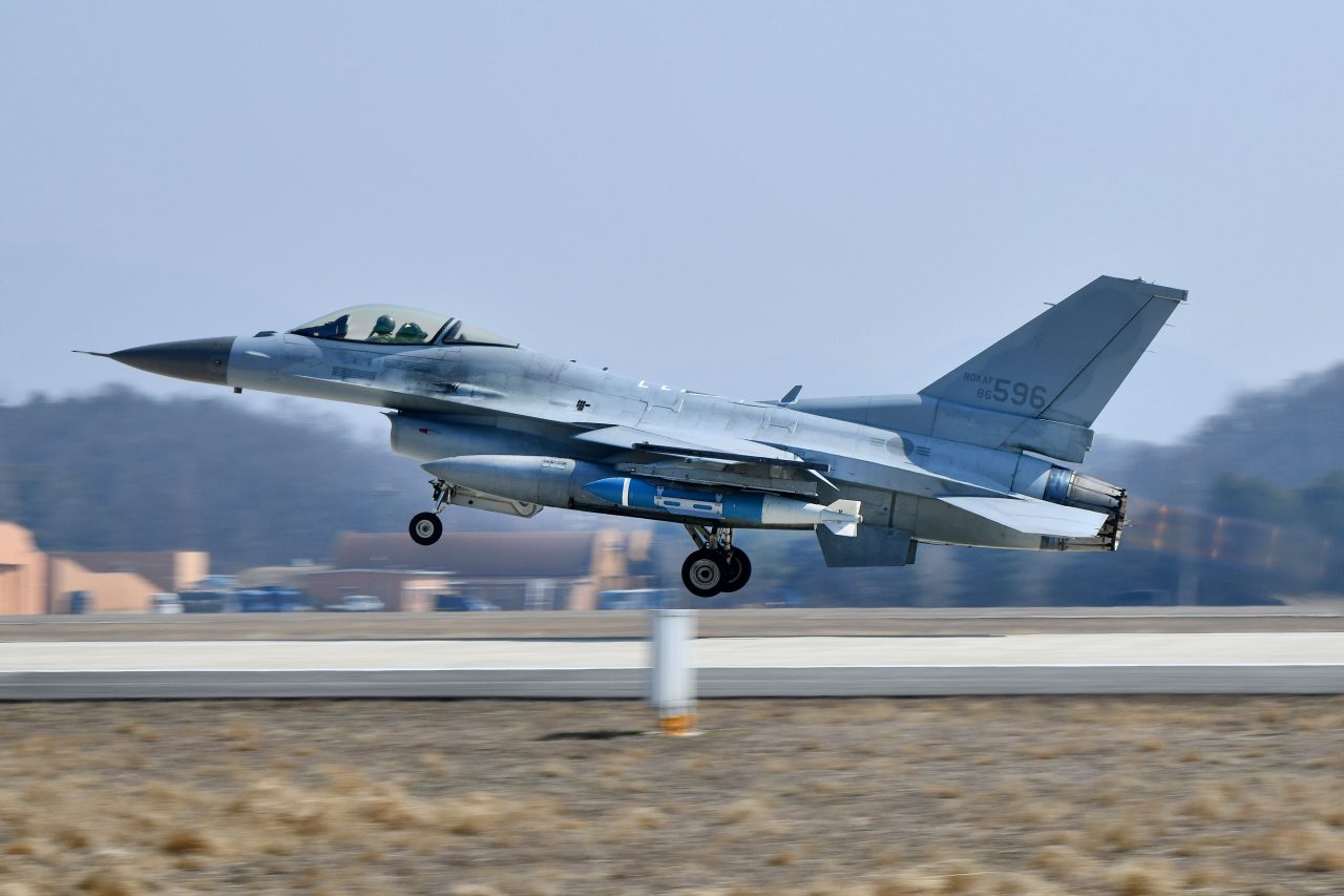 GBU-31 공대지 유도폭탄을 장착한 F-16전투기가 실사격 훈련을 위해 힘차게 이륙하고 있는 모습.[공군 제공]