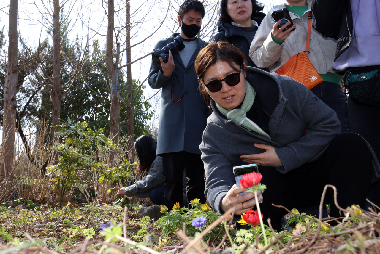 “예쁜 것은 못 참지.” 여느 여행자 처럼 팜 카밀리에서 열심히 폰카촬영중인 장미란 차관