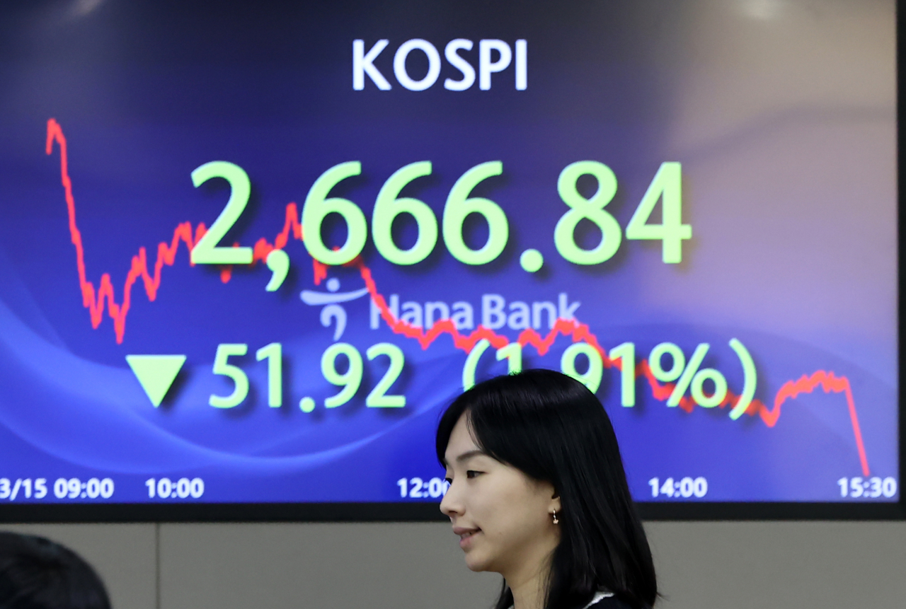 An electronic board showing the Korea Composite Stock Price Index at a dealing room of the Hana Bank headquarters in Seoul on Friday. (Yonhap)
