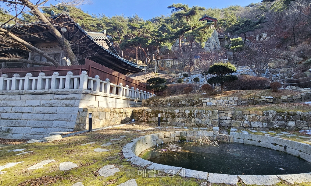 왼쪽에 월암당. 정대스님이 입적 전까지 지냈다.