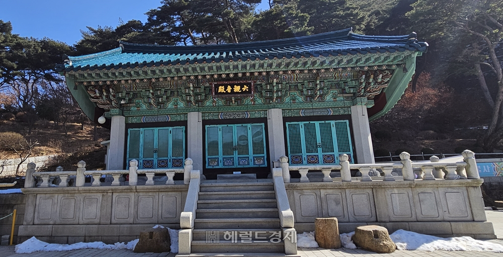 삼막사의 주 법당 기능을 하는 육관음전 외관