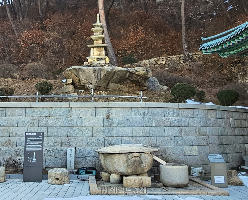 삼막사 삼층석탑과 아래의 거북이 모양의 석조