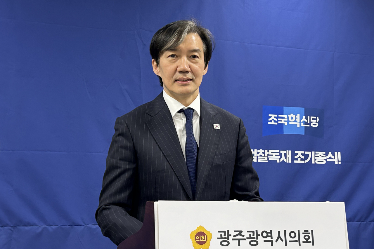 조국 조국혁신당 대표가 14일 오후 광주시의회에서 열린 기자회견에서 발언하고 있다.[연합]