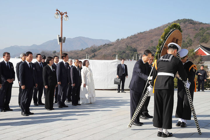 한덕수 국무총리와 박완수 경남도지사, 홍남표 창원시장 등이 15일 국립 3·15 민주묘지를 참배하고 있다. [사진=창원시]