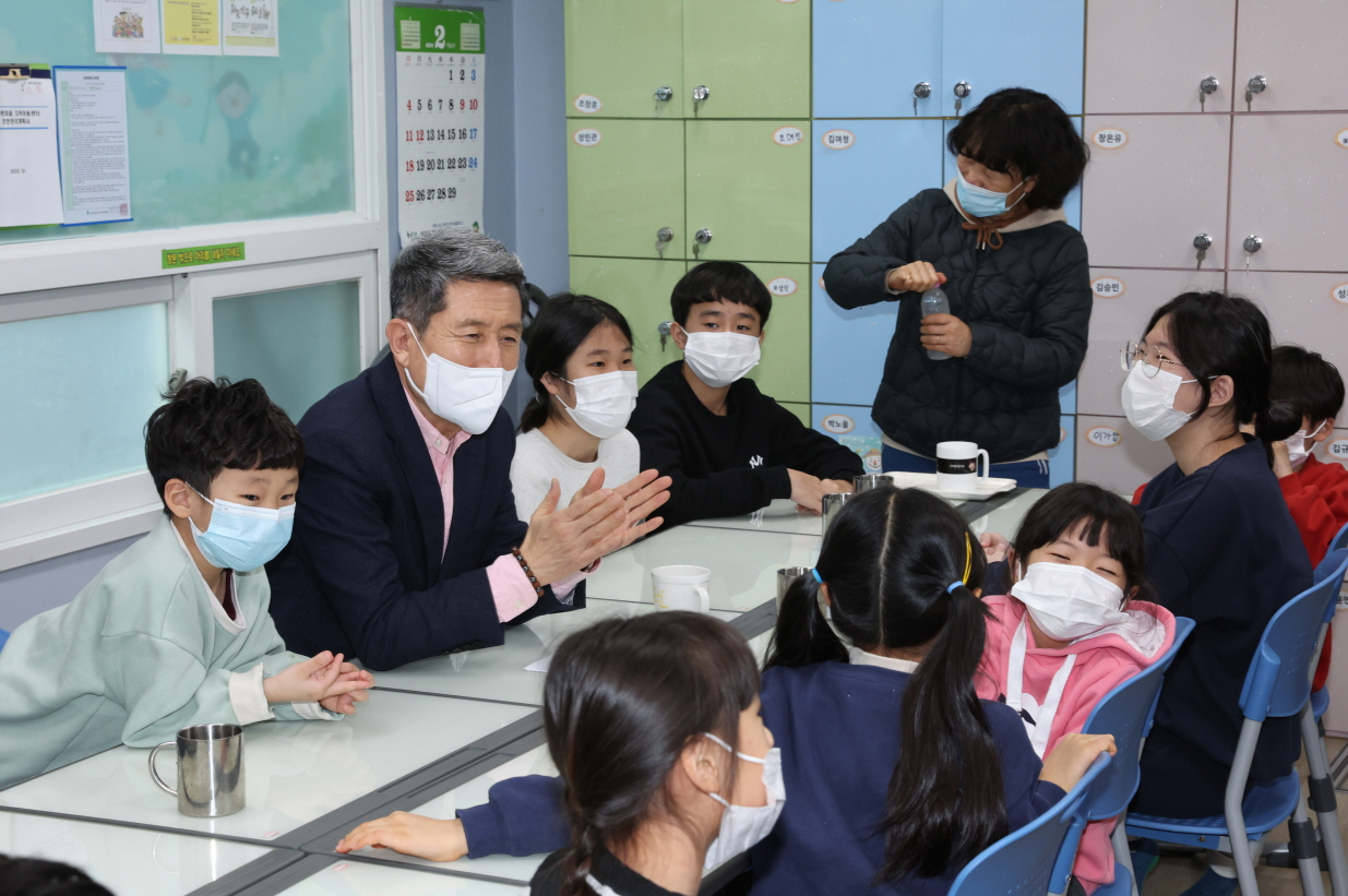 지난 2월 지역아동센터를 방문한 이강덕 포항시장.[포항시 제공]