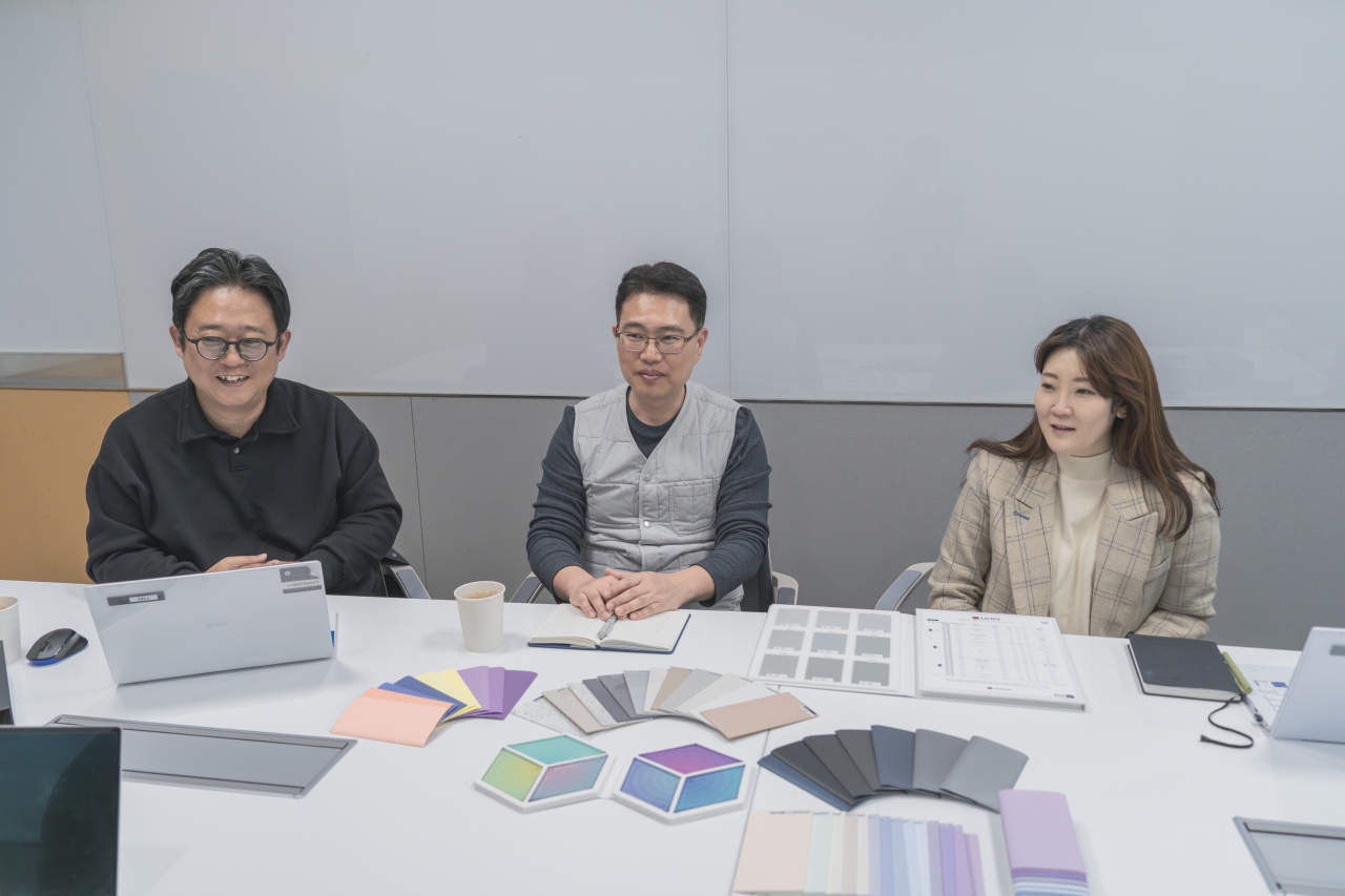 LG화학 ABS 컬러 디자인팀에서 활동하고 있는 박재만(왼쪽부터) 책임, 박종진 책임, 이수진 책임이 12일 경기도 오산 LG화학 CS센터에서 기자의 질문에 답하고 있다. [LG화학 제공]
