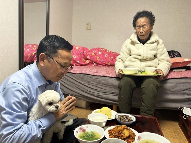 서울에서 낙향한 김문수 후보가 순천시 송광면 시골집에서 94세 어머니가 차려준 소박한 밥상 앞에서 간절한 기도를 하고 있다. [김문수 제공]