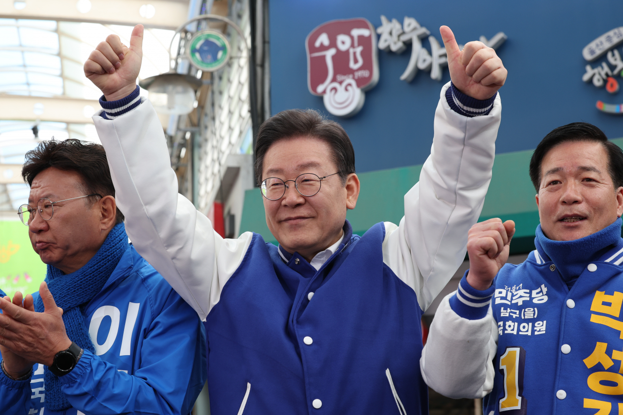지난 15일 오전 울산 남구 수암시장을 방문한 이재명 더불어민주당 대표가 엄지손가락을 들어보이고 있다. [연합]