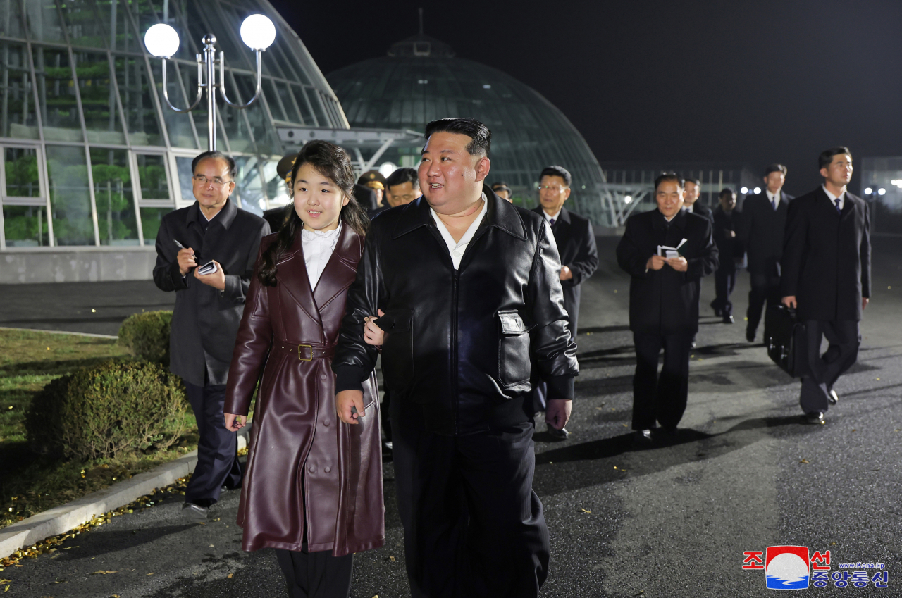 김정은 북한 국무위원장이 지난 15일 딸 주애와 강동종합온실 준공 및 조업식에 참석했다고 조선중앙통신이 16일 보도했다. [조선중앙통신, 연합]