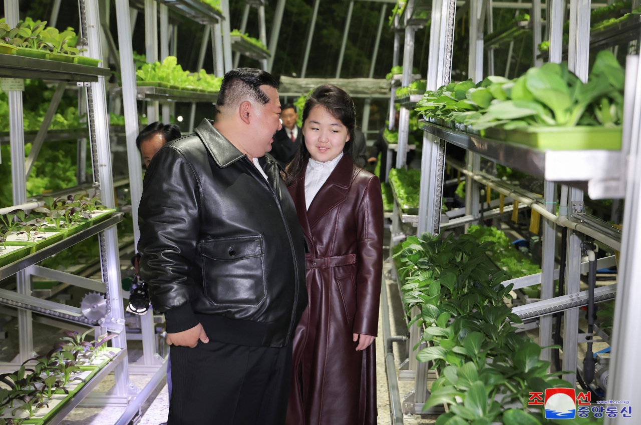 김정은 북한 국무위원장이 지난 15일 딸 주애와 강동종합온실 준공 및 조업식에 참석했다고 조선중앙통신이 16일 보도했다. [조선중앙통신, 연합]