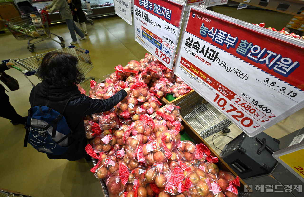 통계청 국가통계포털에 따르면 지난 2월 신선식품 물가지수가 전년 동월 대비 20.0% 급등했다. 11일 서울 서초구 하나로마트 양재점을 찾은 한 시민이 사과를 살펴보고 있다. 임세준 기자