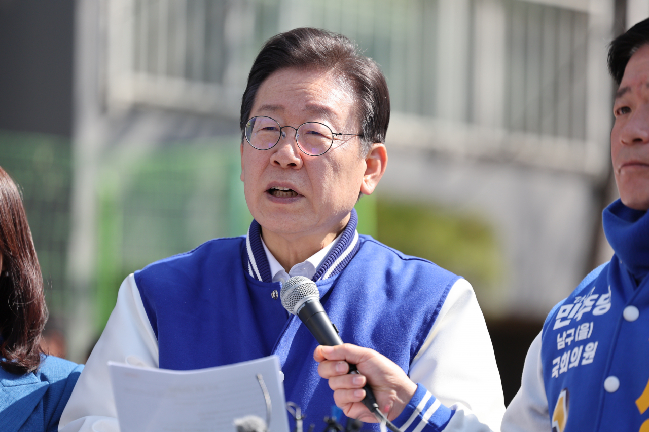 지난 15일 오전 울산 남구 수암시장을 방문한 이재명 더불어민주당 대표가 현장 기자회견에서 발언하고 있다. [연합]