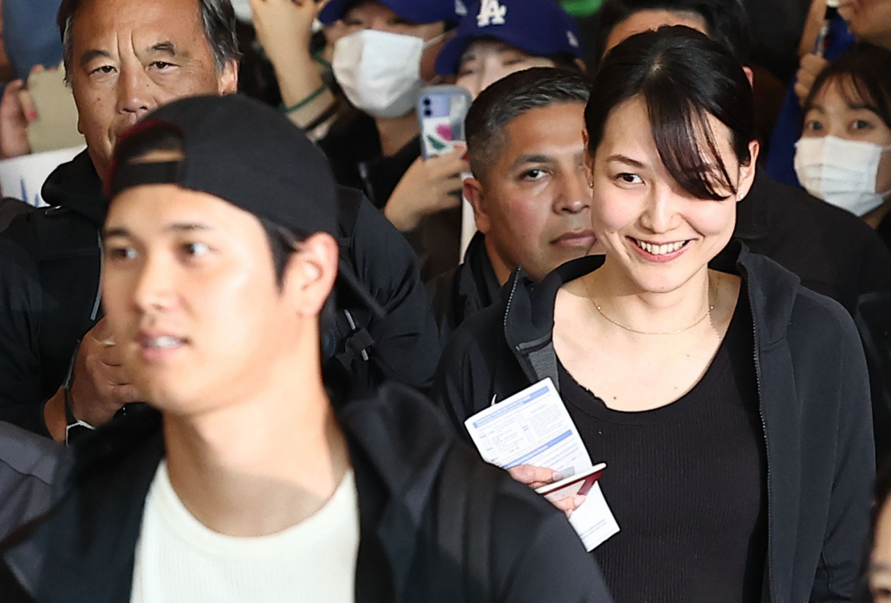 '2024 메이저리그(MLB) 월드투어 서울 시리즈'에 출전하는 로스앤젤레스 다저스 오타니 쇼헤이가 15일 오후 아내 다나카 마미코와 함께 인천국제공항 제1여객터미널을 통해 입국하고 있다. [연합]