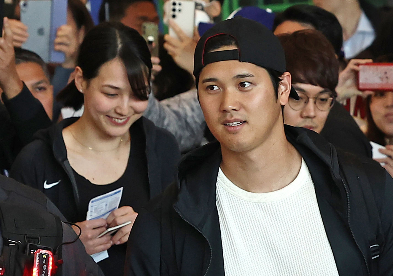 '2024 메이저리그(MLB) 월드투어 서울 시리즈'에 출전하는 로스앤젤레스 다저스 오타니 쇼헤이가 15일 오후 아내 다나카 마미코와 함께 인천국제공항 제1여객터미널을 통해 입국하고 있다. [연합]