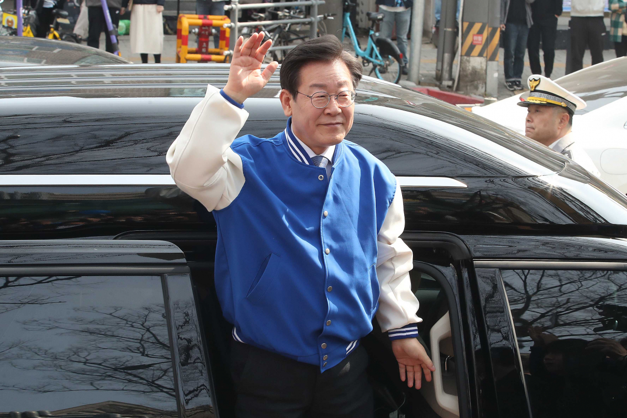 이재명 더불어민주당 대표가 16일 경기 용인시 수지구청 인근에서 시민들에게 인사하고 있다. [연합]