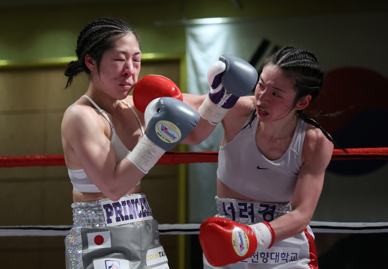 '의사복서' 서려경이 16일 서울 스위스그랜드호텔에서 열린 WIBA 미니멈급 세계타이틀매치 요시가와 리유나와의 경기에서 펀치를 날리고 있다.[뉴시스]