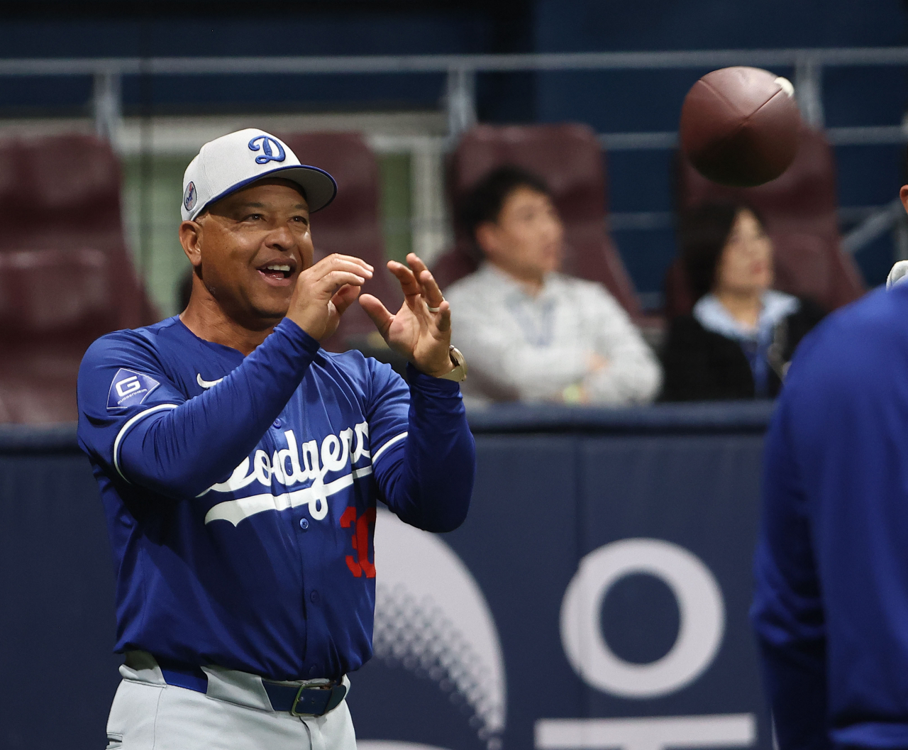 2024 MLB 월드투어 서울 시리즈를 앞둔 16일 오후 서울 고척스카이돔에서 로스앤젤레스 다저스 데이브 로버츠 감독이 훈련을 지켜보던 중 미식축구 공을 던지고 있다. [연합]