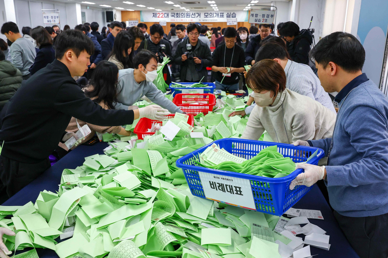지난 1일 오후 서울 종로구 서울시선거관리위원회에서 열린 제22대 국회의원 선거 모의개표에서 선관위 관계자들이 수검표 실습을 하고 있다. [연합]
